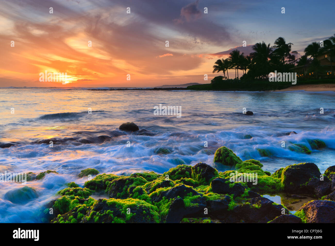 El atardecer en la famosa Playa Poipu, Kauai, Hawai Foto de stock