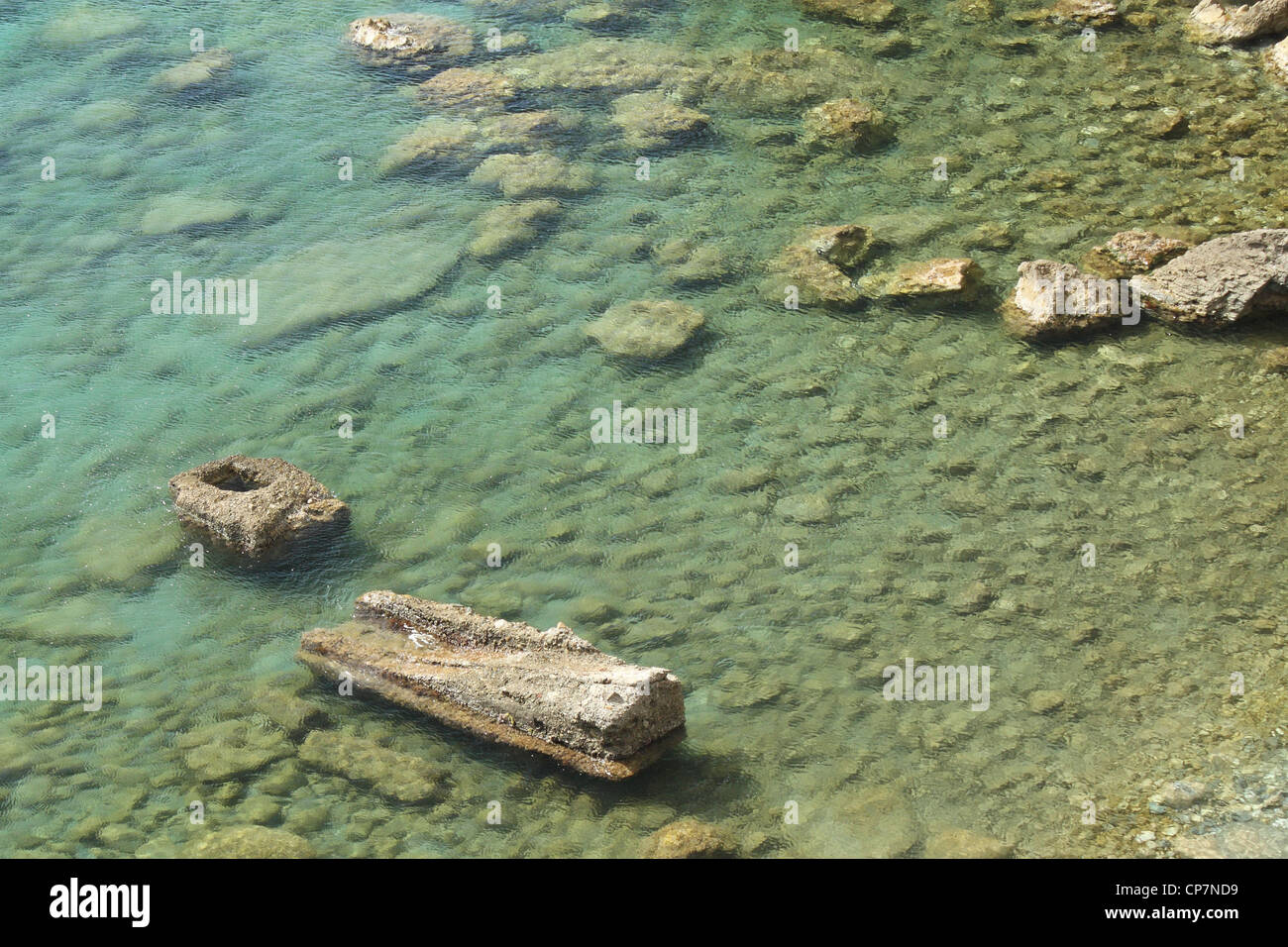 Un detalle de la costa de Ponza con sus aguas claras y transparentes. Foto de stock