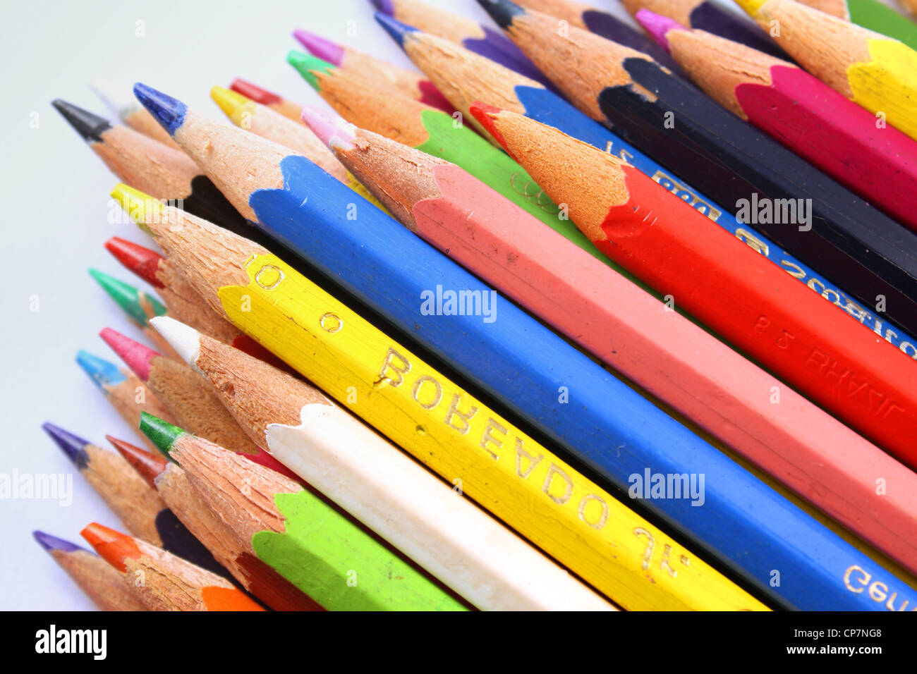 Una colección de lápices de colores de luz difusa. Foto de stock