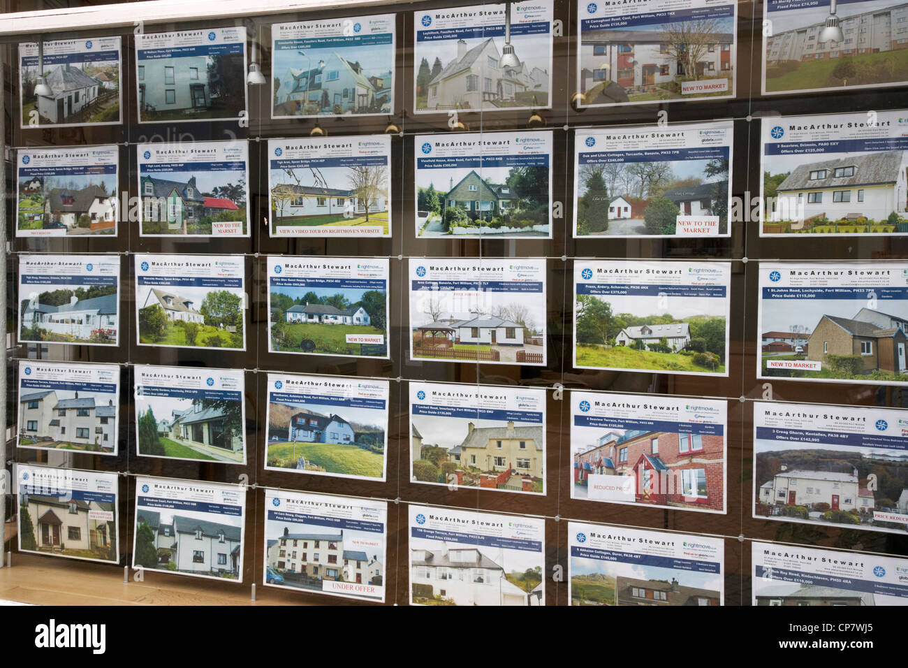 Casas en venta en la ventana de un agente inmobiliario en Escocia, Reino Unido Foto de stock