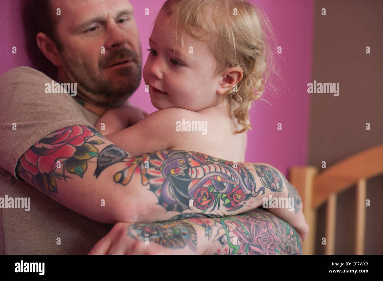 Papá tatuado fotografías e imágenes de alta resolución - Alamy