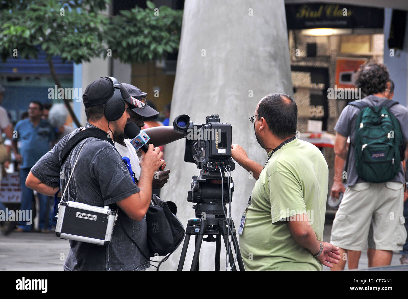 El periodista y el camarógrafo en calle Río de Janeiro, Brasil Foto de stock