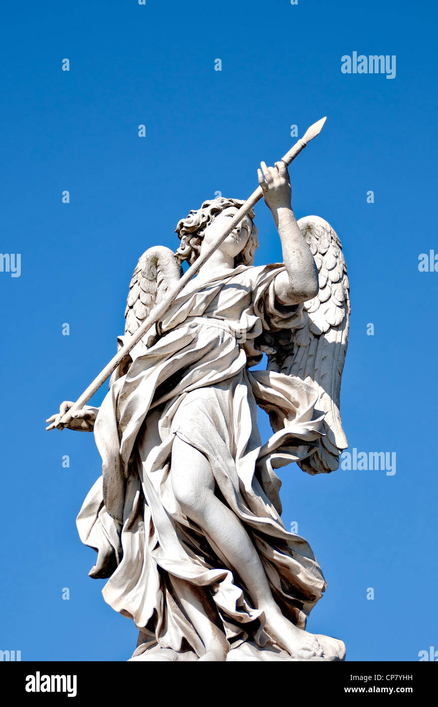 Puente de San Angelo, Roma, Italia- uno de los ángeles del Bernini. Ángel con la lanza Foto de stock