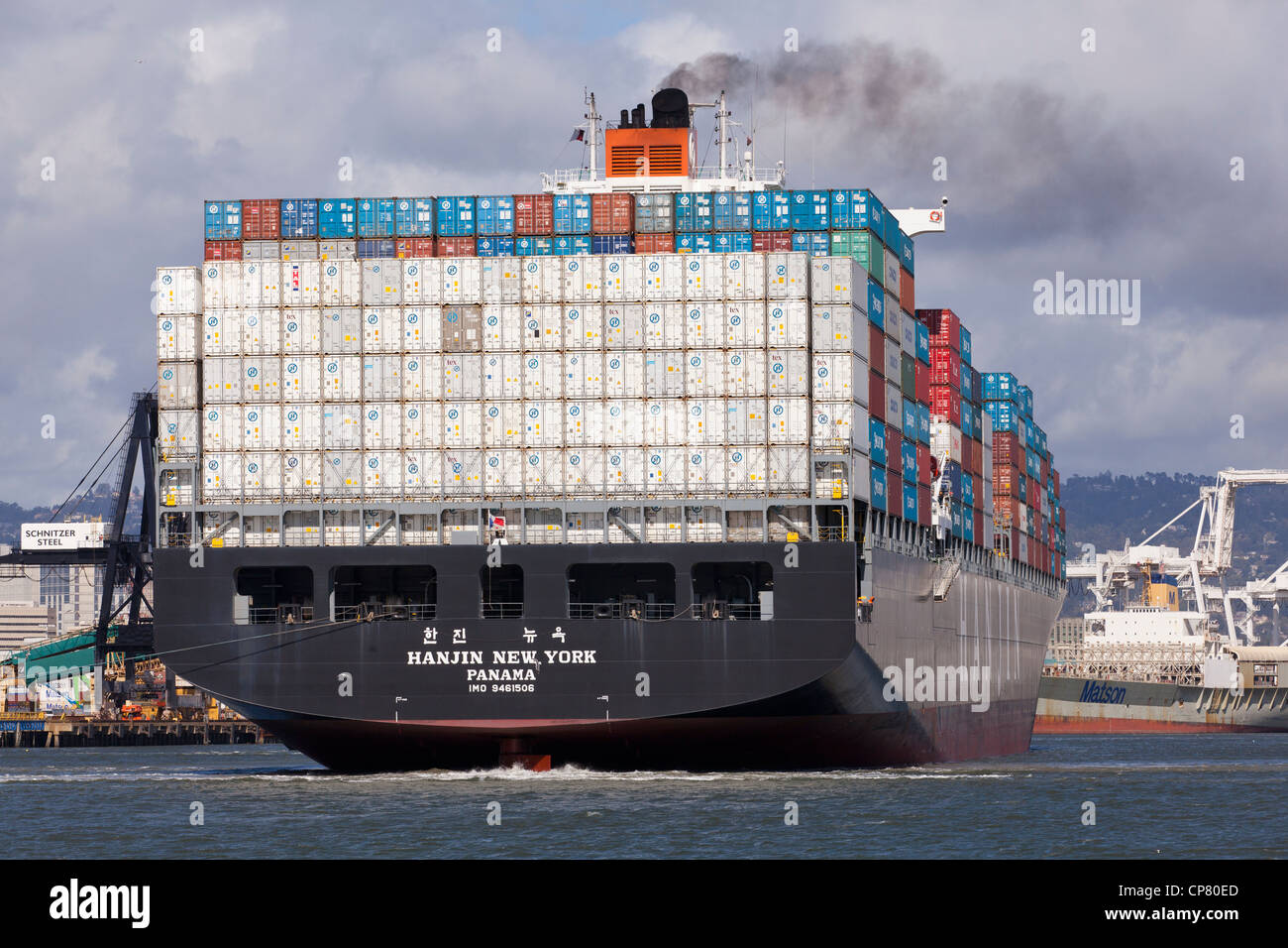 La popa del lado de un carguero Hanjin mostrando contenedores apilados en el puerto - San Francisco, California, EE.UU. Foto de stock