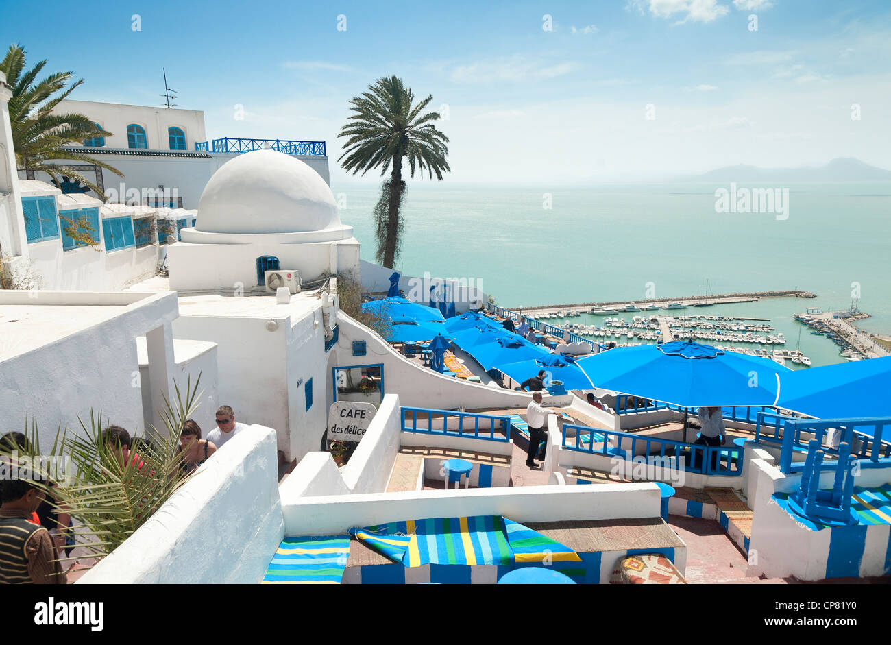 Sidi Bou Said Túnez - Cafe Chebaane con vistas a la bahía, el mar Mediterráneo. Foto de stock