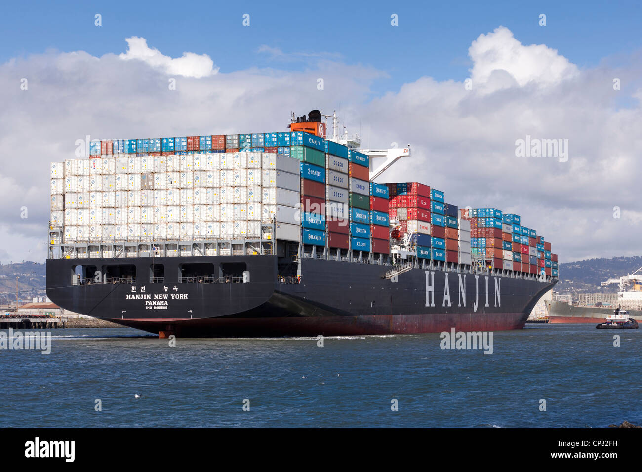 La popa del lado de un carguero Hanjin mostrando contenedores apilados en el puerto - San Francisco, California, EE.UU. Foto de stock
