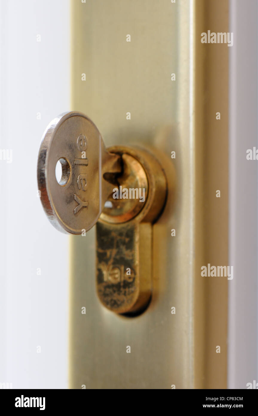 Llave Yale en el bombín de la cerradura de la puerta Fotografía de stock -  Alamy