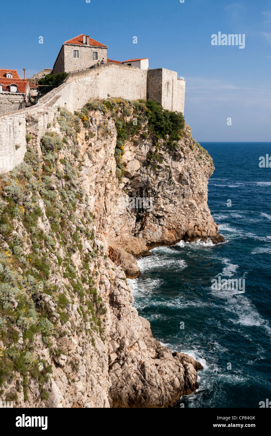 Costa y las murallas de la ciudad de Dubrovnik, Croacia Foto de stock