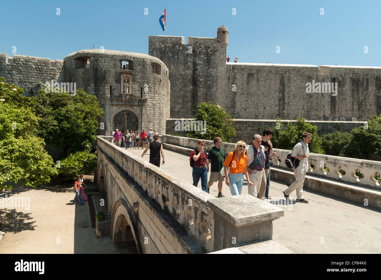 Dubrovnik, Croacia - Turistas en la Puerta Pile la entrada a la ciudad vieja y murallas de la ciudad. Foto de stock