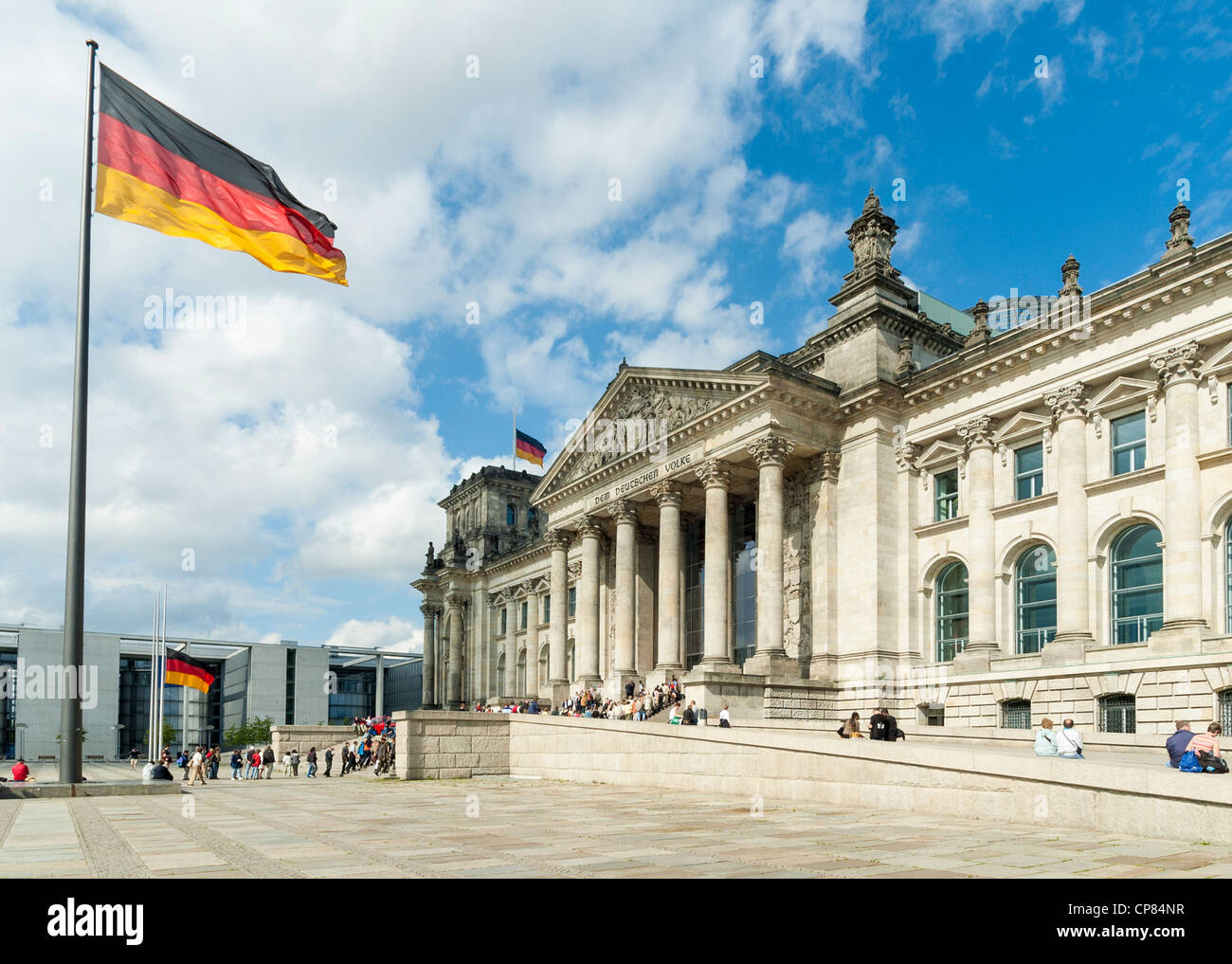 Reichstag, Berlín, Alemania - El edificio del parlamento alemán con bandera alemana Foto de stock