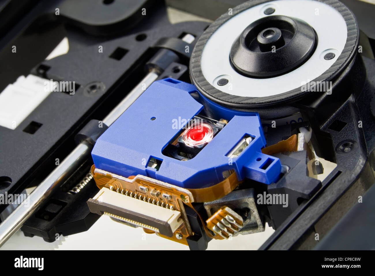 Dispositivo mecánico óptico del láser rojo para leer discos DVD y CD de  macro Fotografía de stock - Alamy