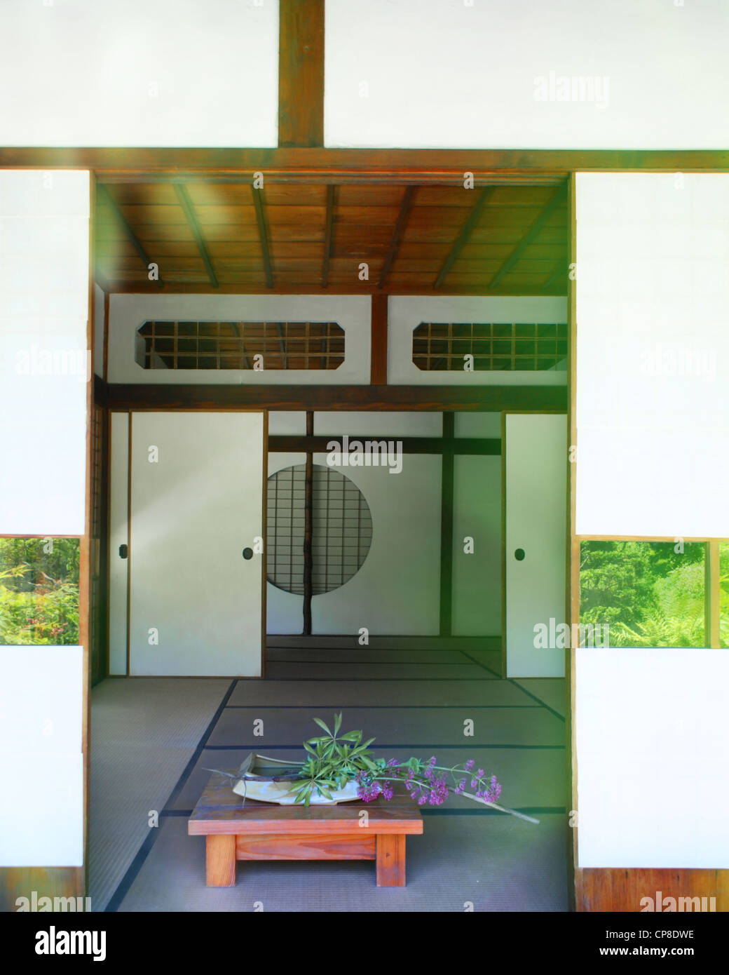 Salón interior japonés tradicional y diseño minimalista con suelo de tatami,  japonés Shoji puerta y espada japonesa Fotografía de stock - Alamy