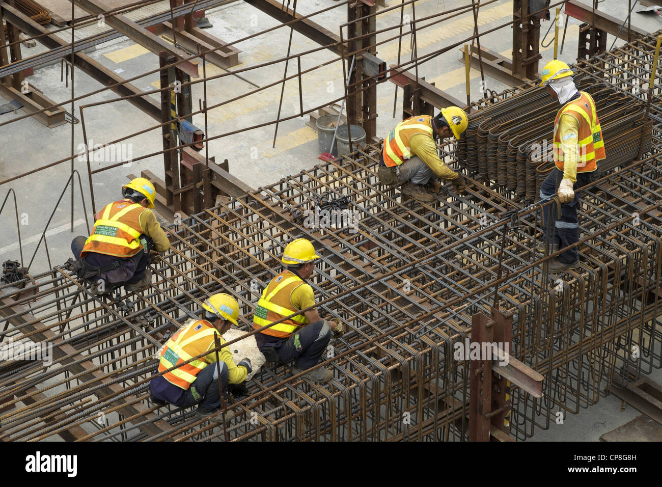 Fijadores de acero trabajando en obras de construcción en el Distrito Central de Hong Kong Foto de stock