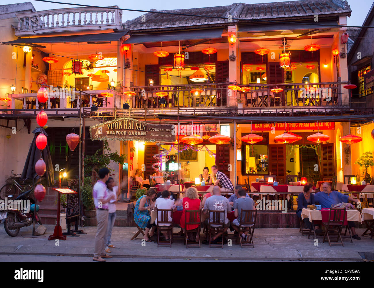 Vista de noche restaurante turístico en la UNESCO patrimonio antiguo de Hoian en Vietnam Foto de stock