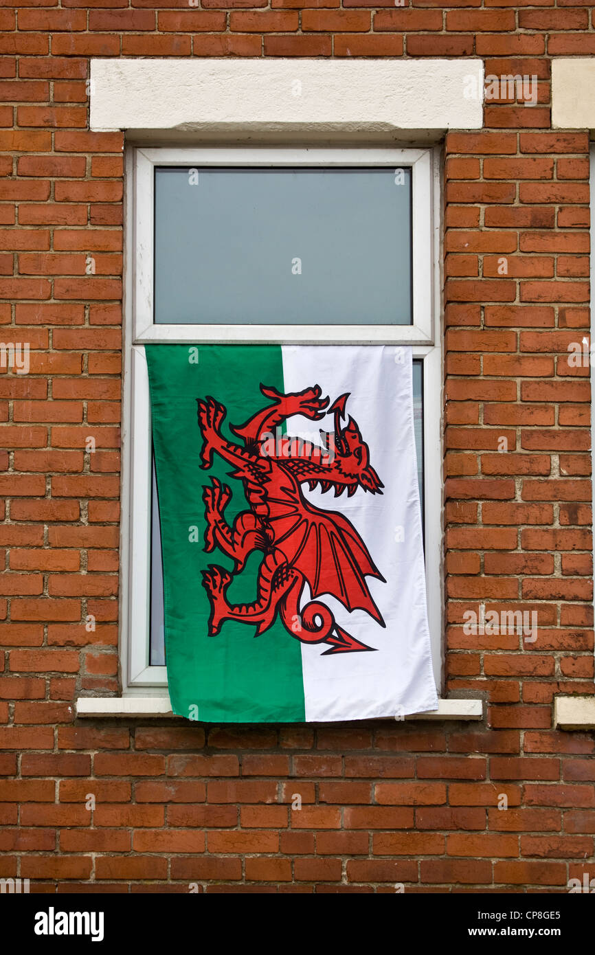 El galés bandera colgada desde la ventana Internacional sobre el día del partido Foto de stock