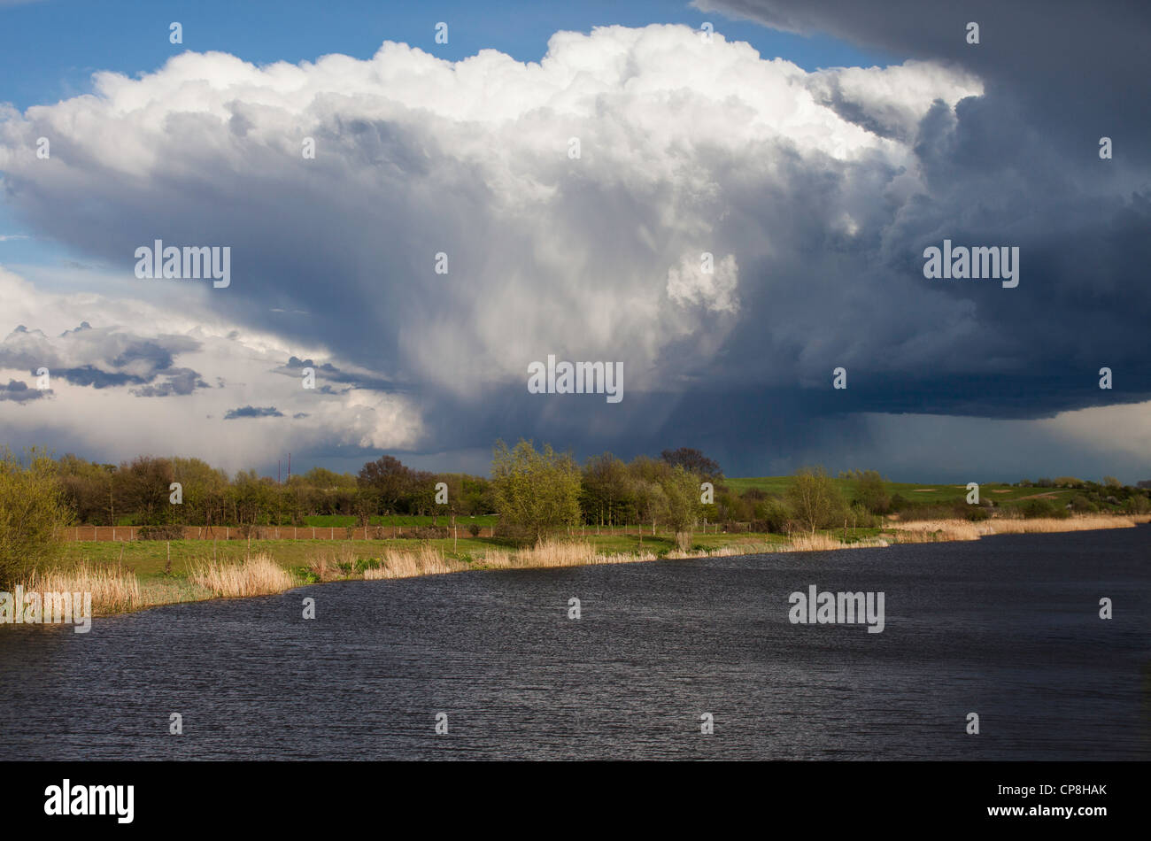 Nubes de tormenta sobre humedales Dorney reserva natural en Dorney, Buckinghamshire, REINO UNIDO Foto de stock