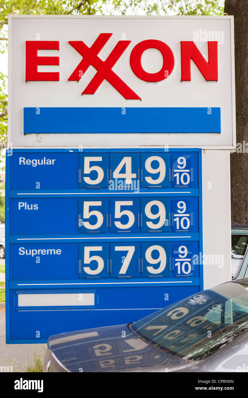 WASHINGTON, DC, EEUU - $5 signo en el precio del gas en estaciones de servicio de Exxon en Mayo 7, 2012. Foto de stock