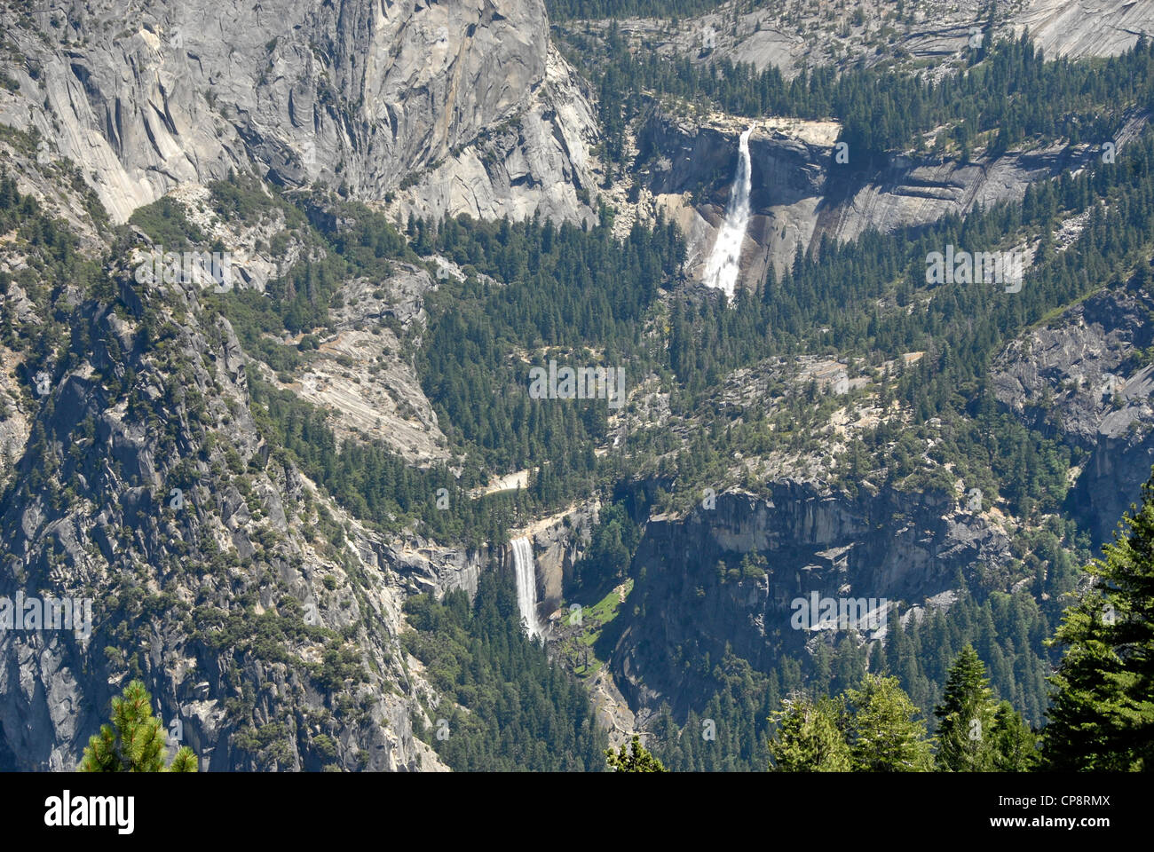 El punto de vista del glaciar de Nevada y vernal cae en Yosemite Park, California, EE.UU. Foto de stock