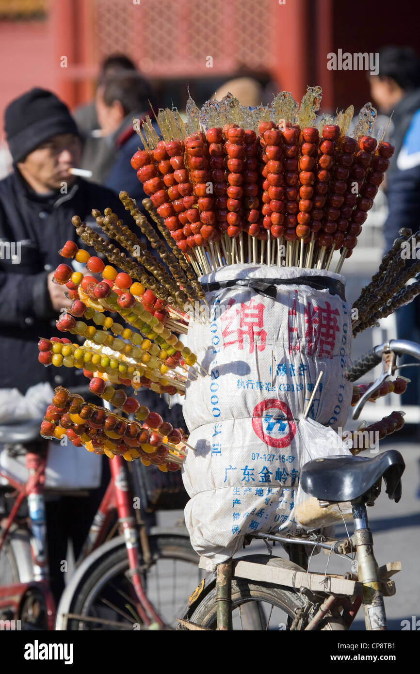 Mulher Vietnamita Vendendo Frutas Em Uma Bicicleta Em Hanói, Vietnã  Fotografia Editorial - Imagem de trilho, bicicleta: 162422022
