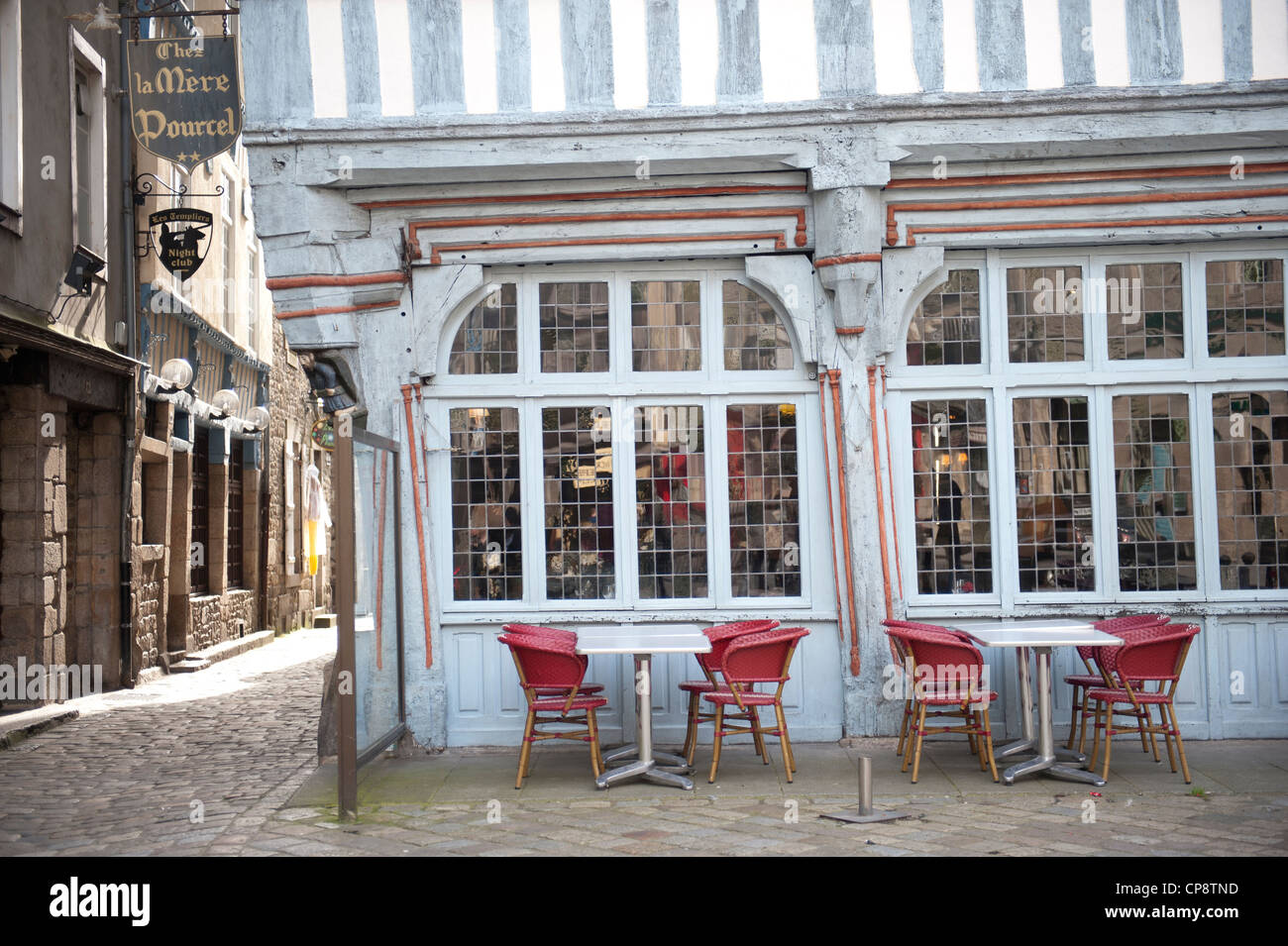 Cerca de la terraza exterior del restaurante La Mère Pourcel en 3, place Merciers del casco antiguo de la ciudad de Dinan, Bretaña, Francia Foto de stock