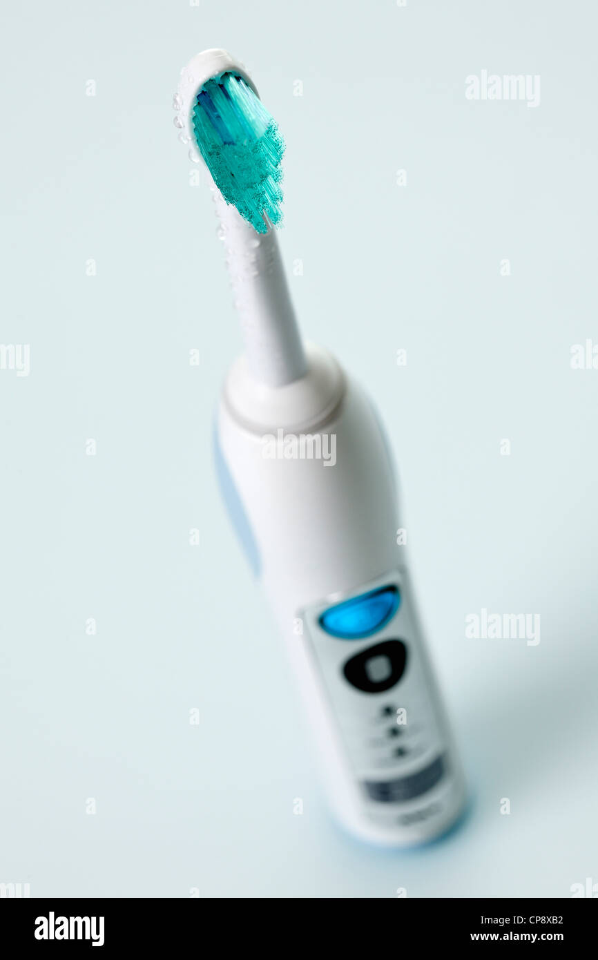Cepillo dental eléctrico sobre fondo blanco. Foto de stock