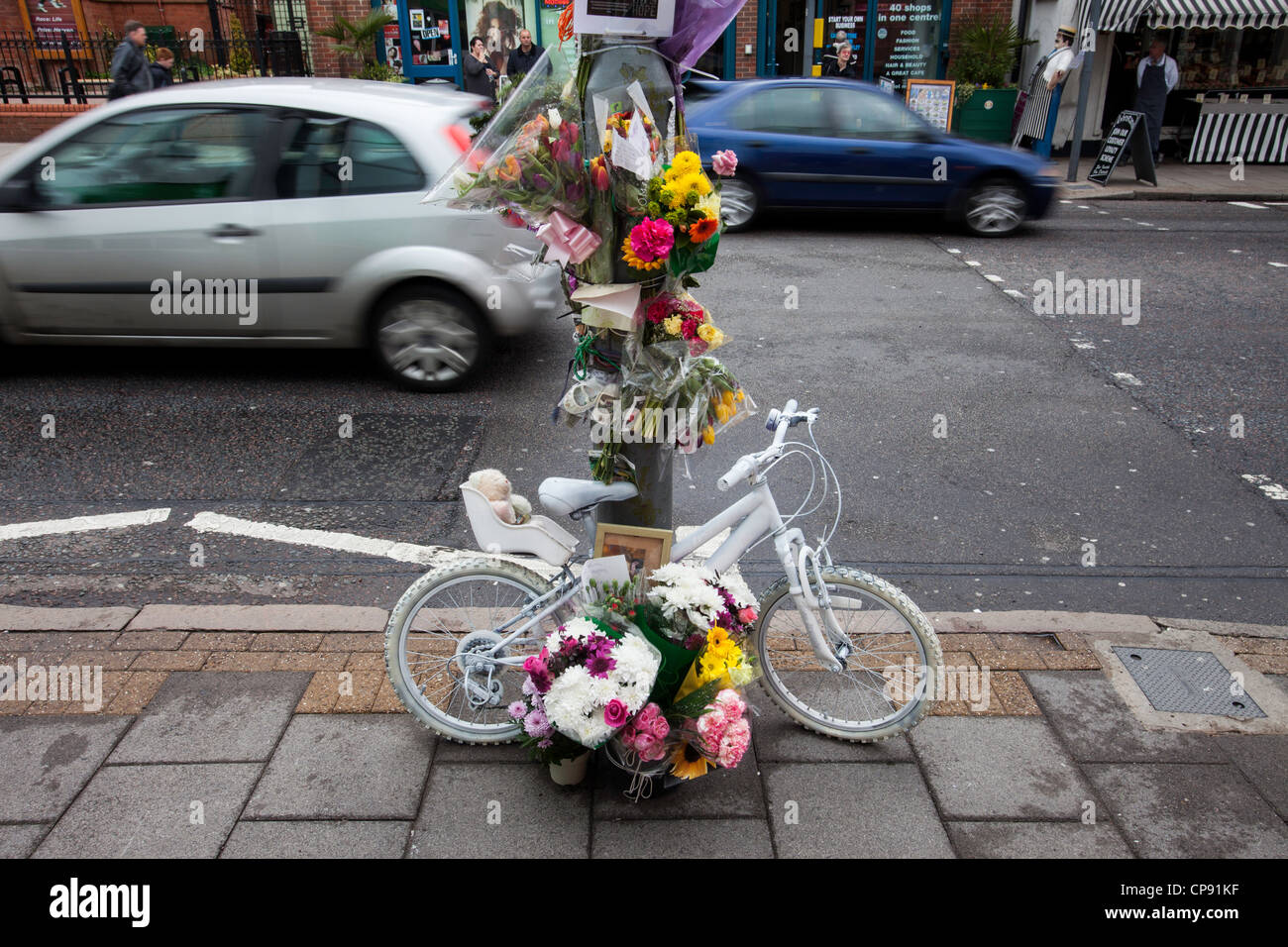 Un homenaje en el camino a una víctima de accidente de carretera en Birmingham, Reino Unido Foto de stock
