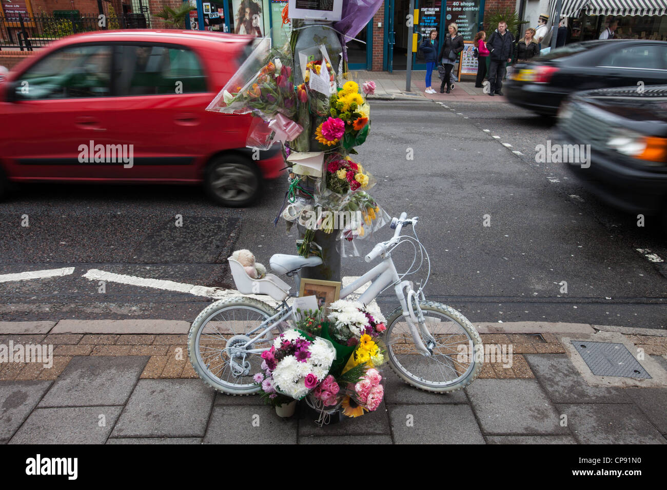 Un homenaje en el camino a una víctima de accidente de carretera en Birmingham, Reino Unido Foto de stock