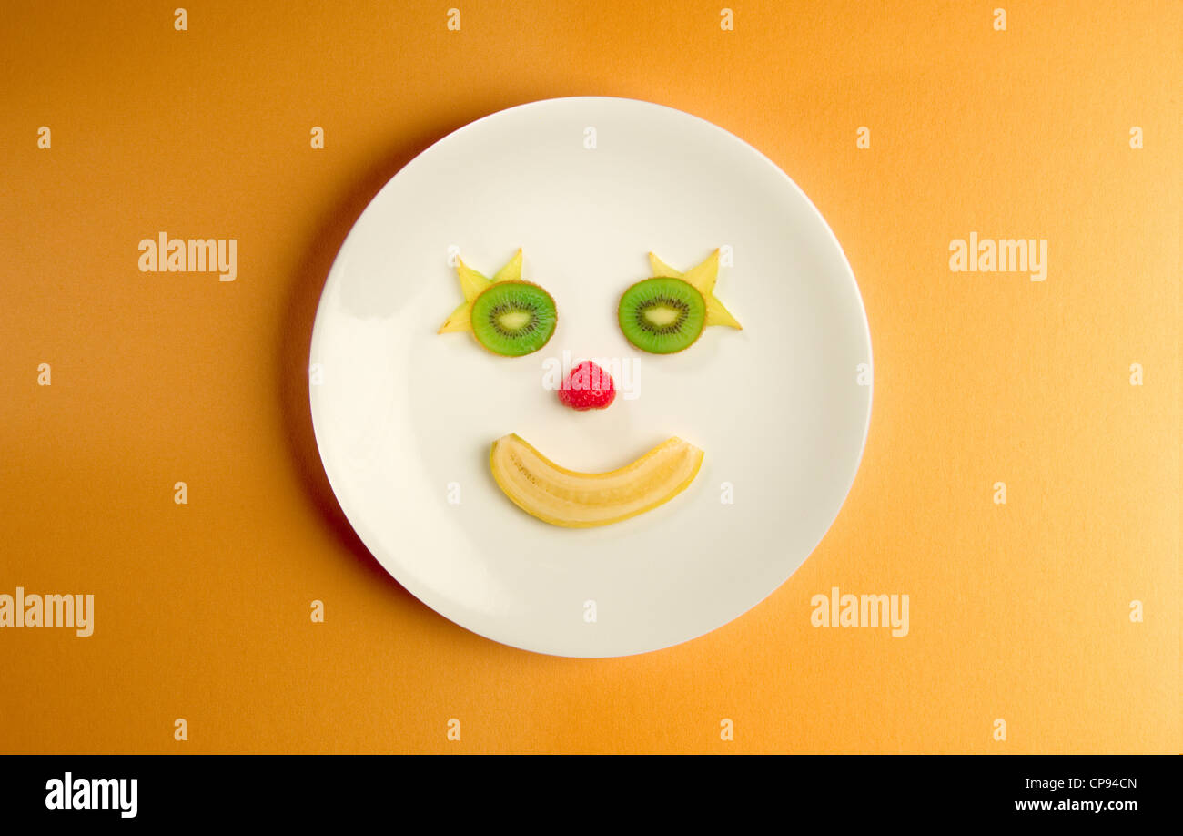 Cara feliz hechas de frutas en un plato Fotograf a de stock Alamy