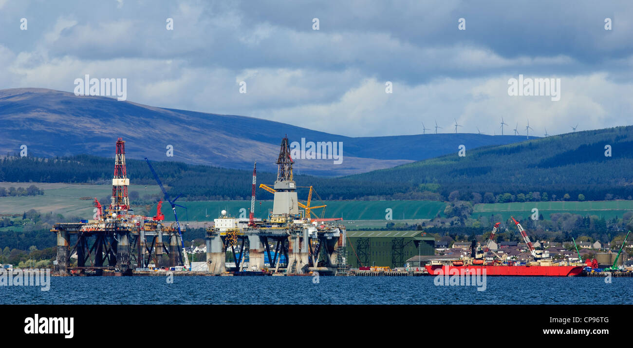Las plataformas petrolíferas en el iFab instalaciones de fabricación en Invergordon en Cromarty Firth enano casas en la aldea Foto de stock