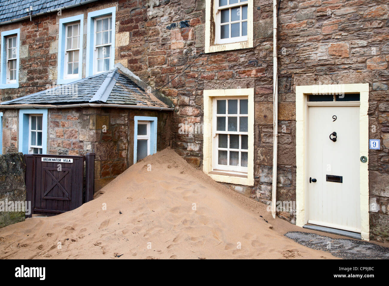 La deriva de la arena contra una casa en Elie Fife Escocia Foto de stock