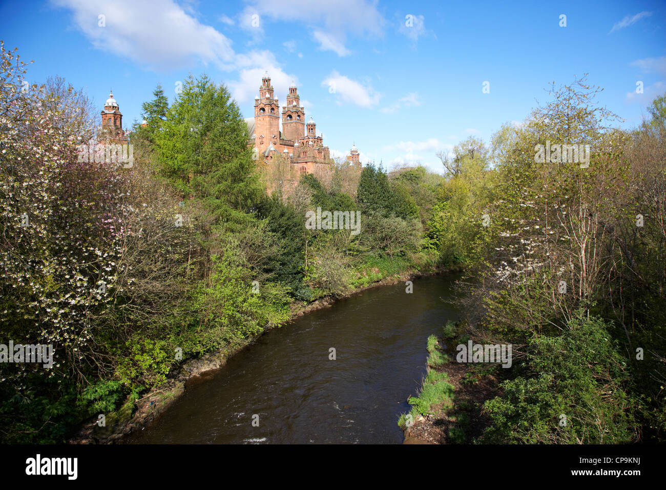 Río Kelvin parque Kelvingrove y galería de arte y museo Glasgow Scotland Reino Unido Foto de stock