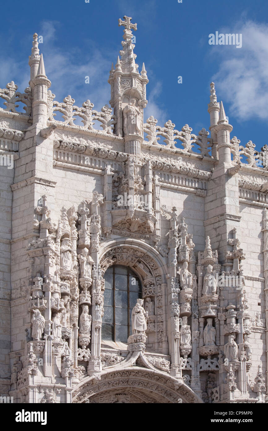 El Monasterio de los jerónimos es uno de los monumentos más destacados de la arquitectura de estilo manuelino portugués de estilo gótico tardío en Lisboa clasificado en Foto de stock
