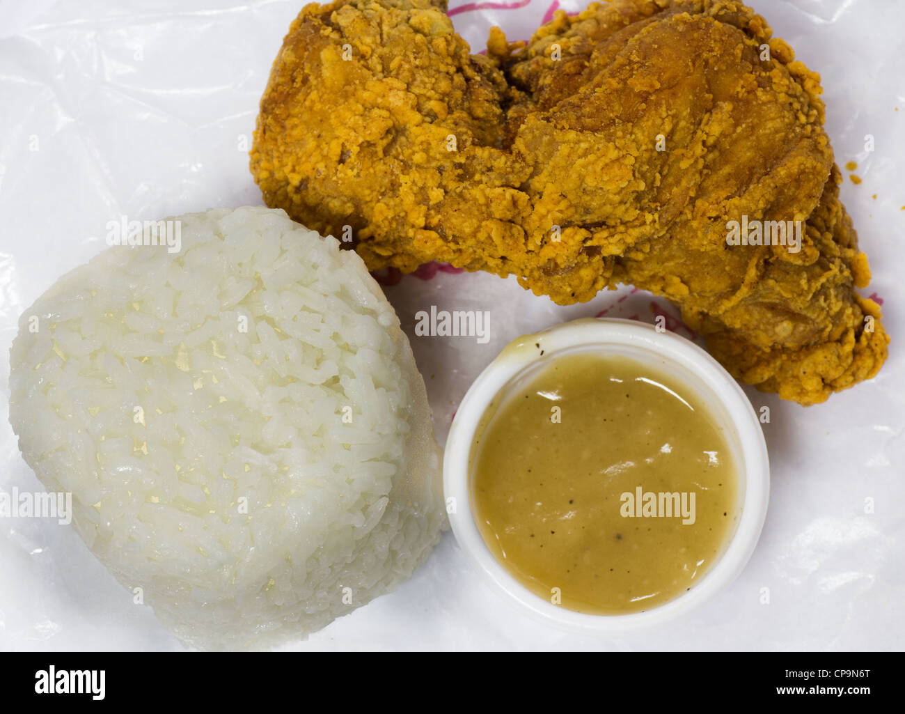 Pollo frito con arroz y salsa Foto de stock