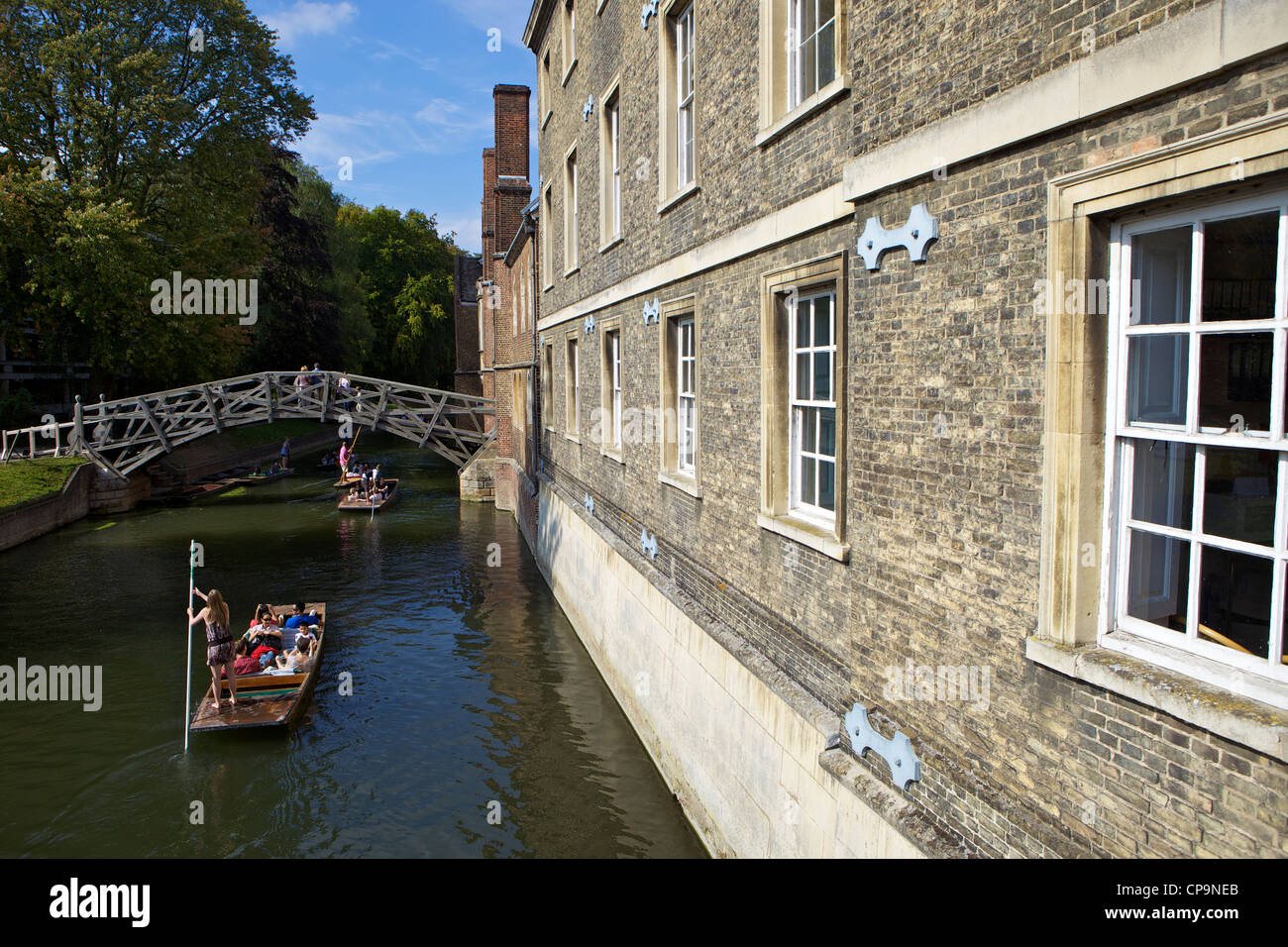 Navegar en las espaldas, Río Cam, Clare College, Cambridge, Cambridgeshire, Inglaterra, Reino Unido, Europa Foto de stock