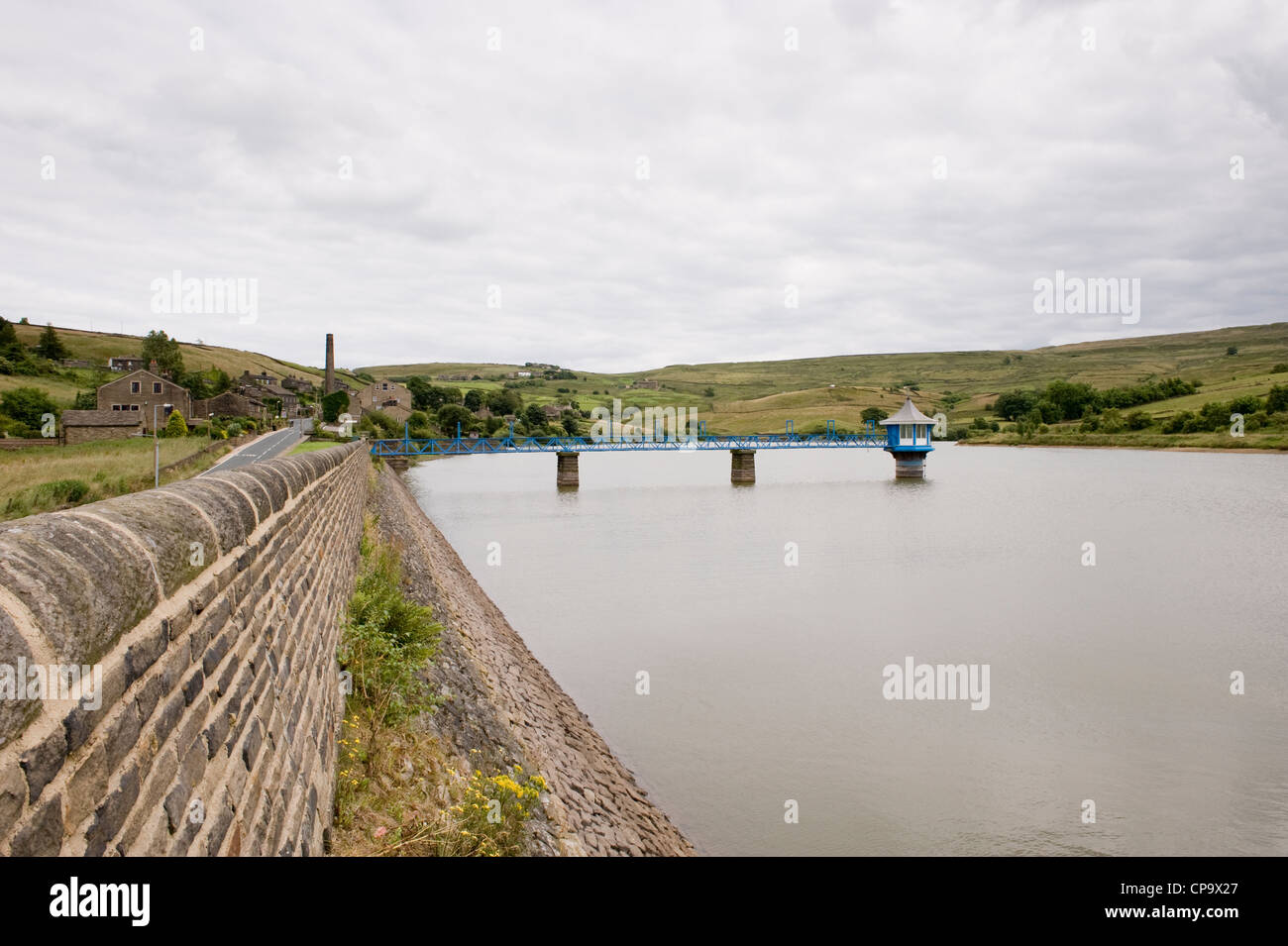 Aguas tranquilas del embalse Leeming, Embankment, pasarela & válvula Tower, ubicado en páramos de Pennine tierras altas - Nr Oxenhope, West Yorkshire, Inglaterra, Reino Unido. Foto de stock