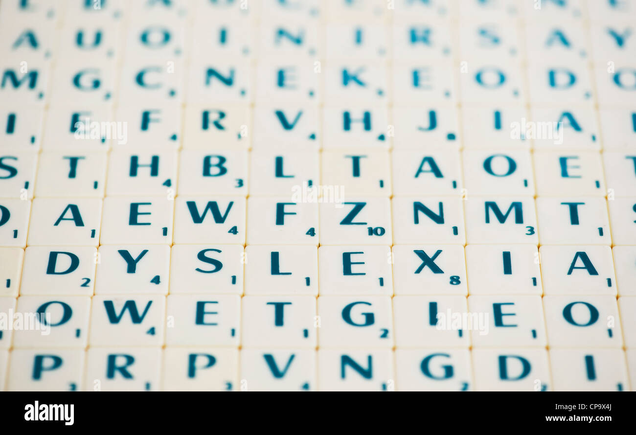 Scrabble cartas con la palabra dislexia resaltado Foto de stock