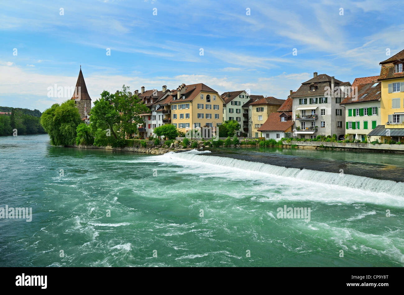 Río Reuss en la histórica ciudad de Bremgarten, Suiza en verano. Foto de stock