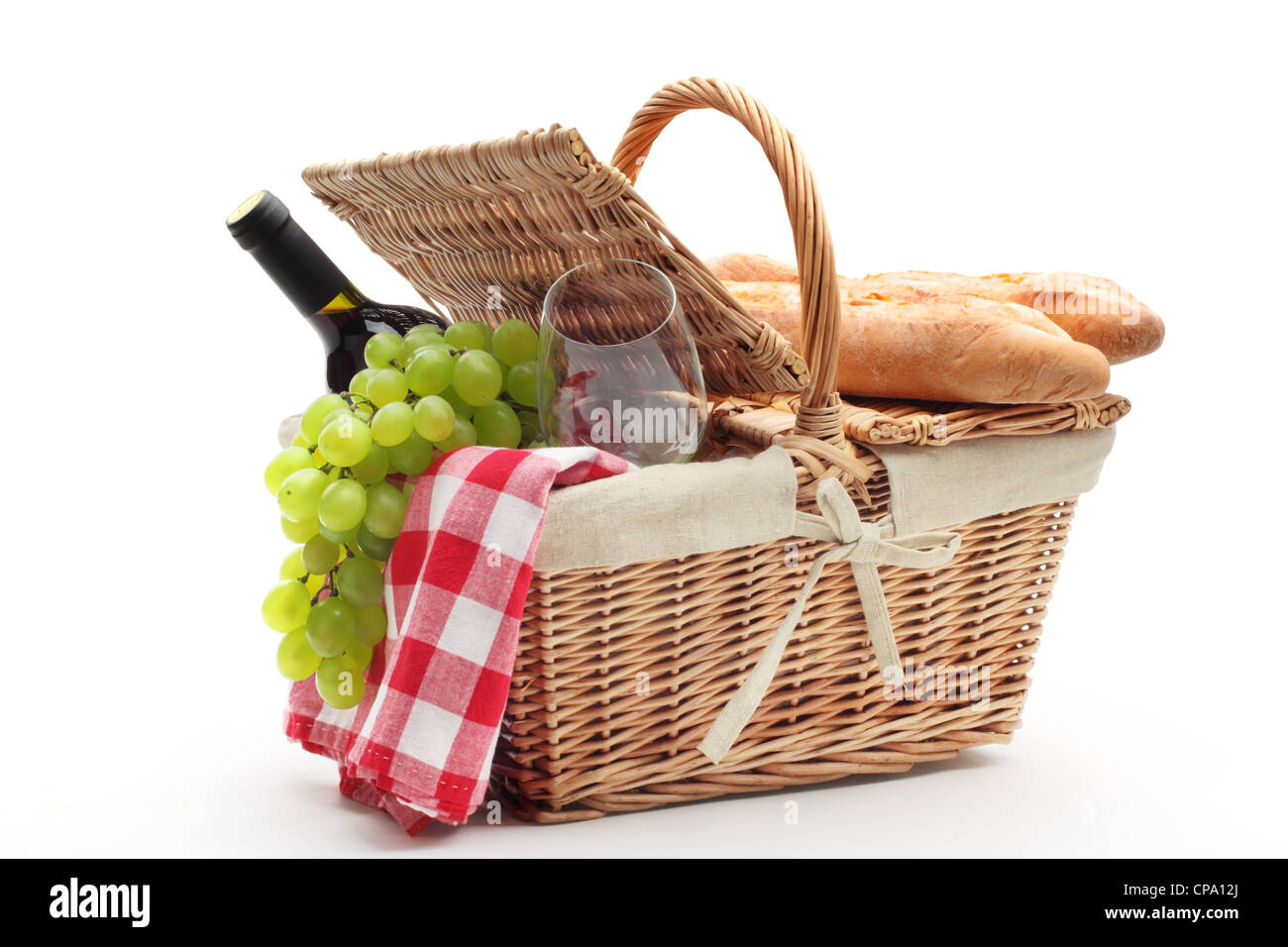 Canasta de picnic con fruta, pan y vino. Foto de stock