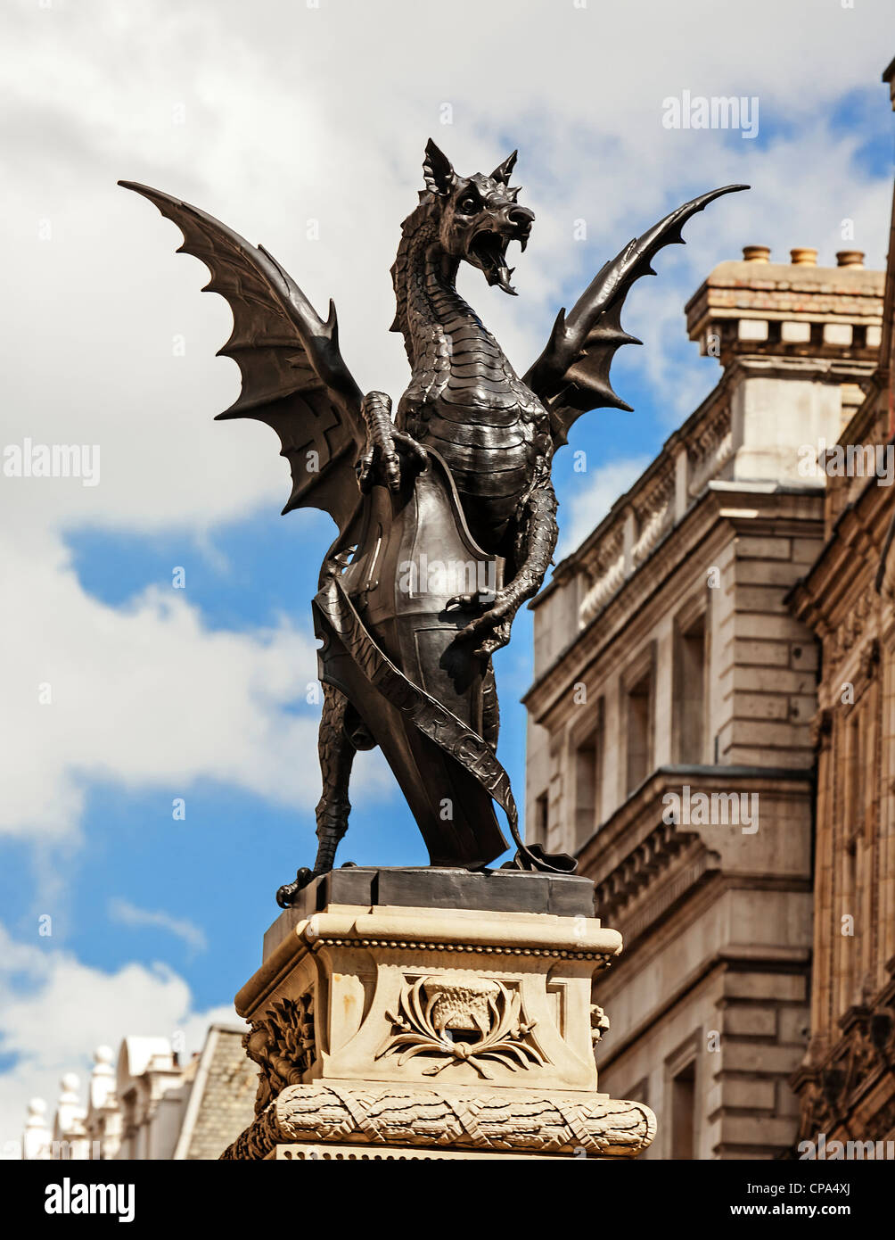 Dragón o Griffin en la cima del monumento de Temple Bar, en el límite entre Westminster y la ciudad de Londres, Inglaterra. Foto de stock