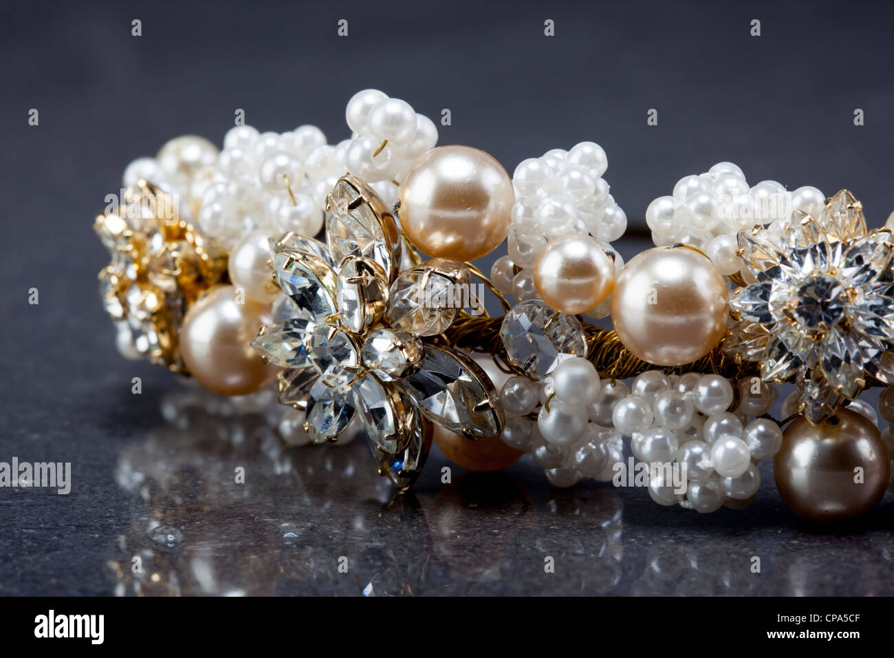 Una tiara de perlas y diamantes Fotografía de stock - Alamy