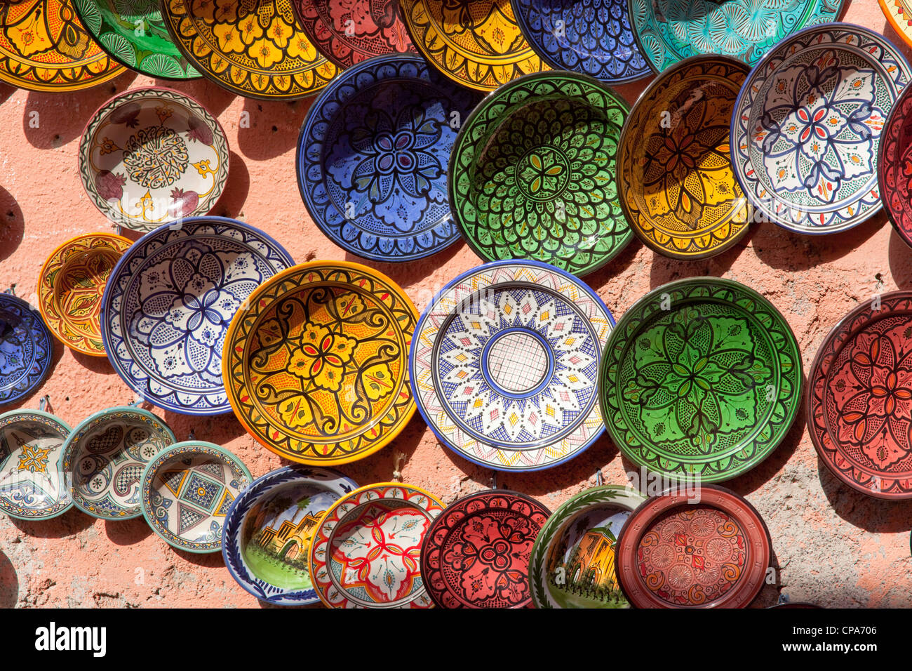 Selección de coloridos platos marroquíes en una pared en Marrakech  Fotografía de stock - Alamy