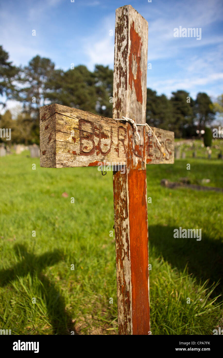 Cruz de madera para marcar la tumba fotografías e imágenes de alta  resolución - Alamy