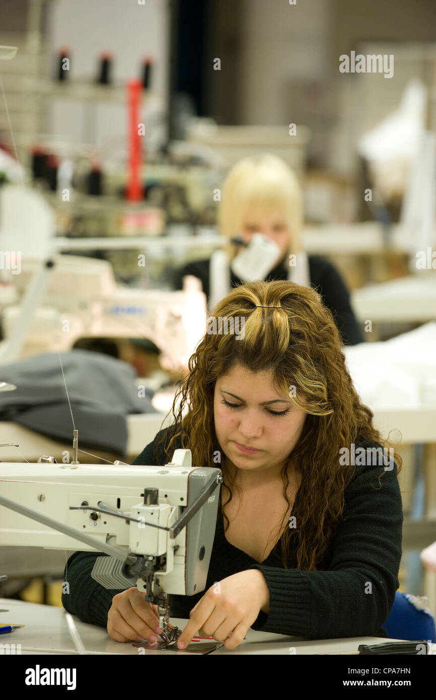 Una mujer cursillista sastre en una máquina de coser, Burladingen, Alemania Foto de stock