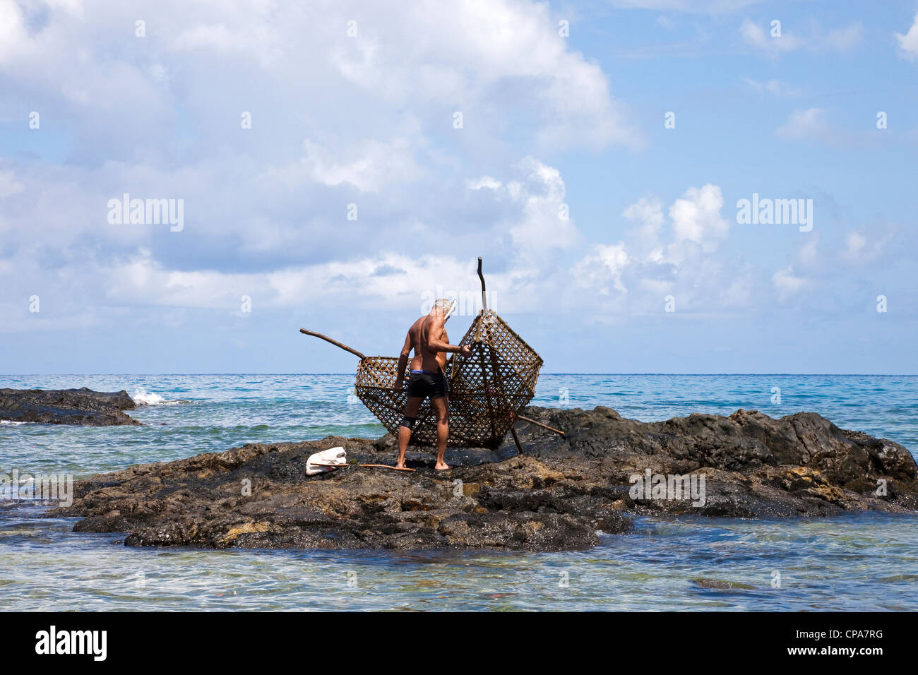 Los pescadores locales utilizando métodos tradicionales de pesca con un  cesto de mimbre, Mahé, Seychelles, Océano Índico Fotografía de stock - Alamy