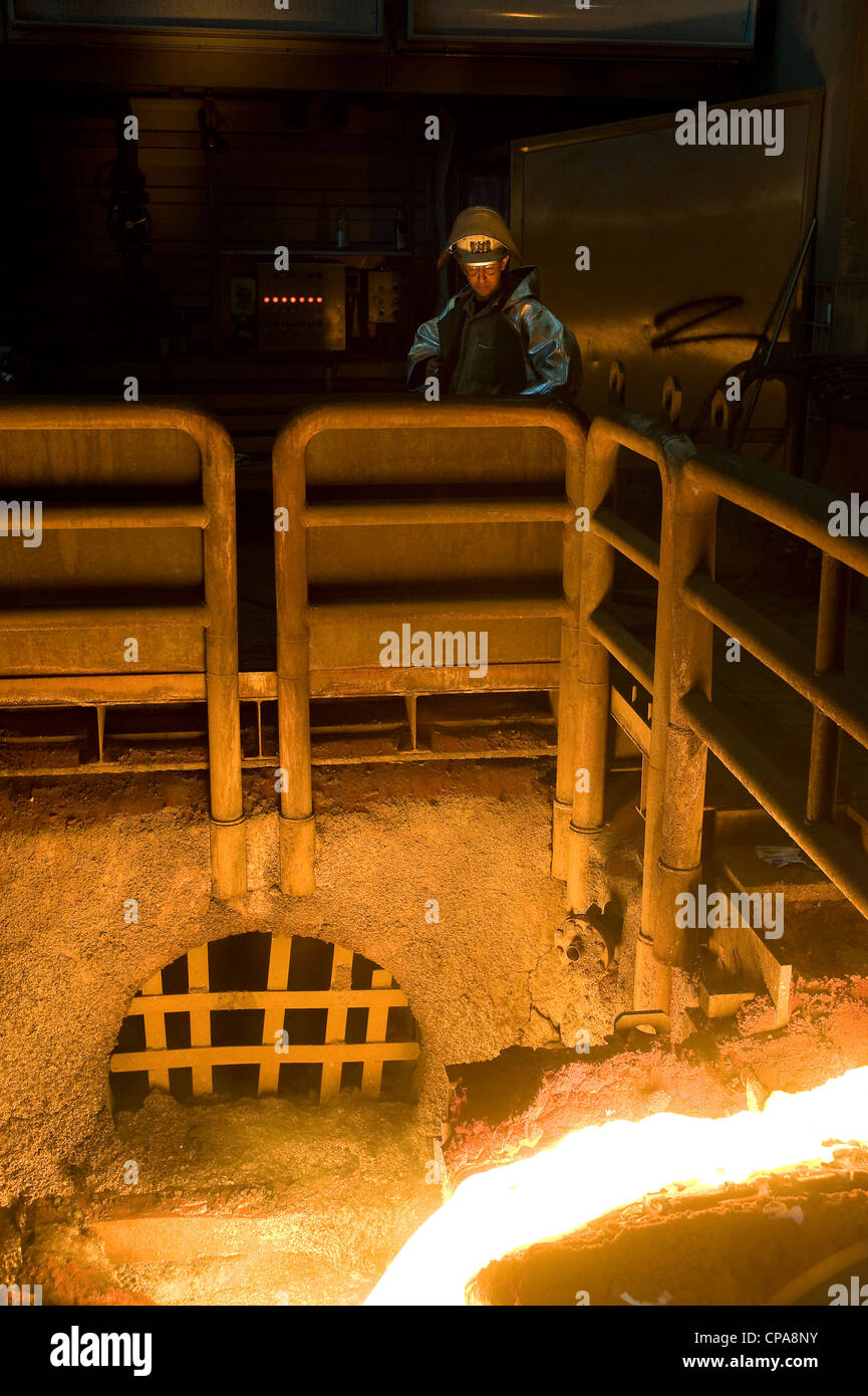 Un trabajador en la salida de un alto horno, Duisburg, Alemania Foto de stock