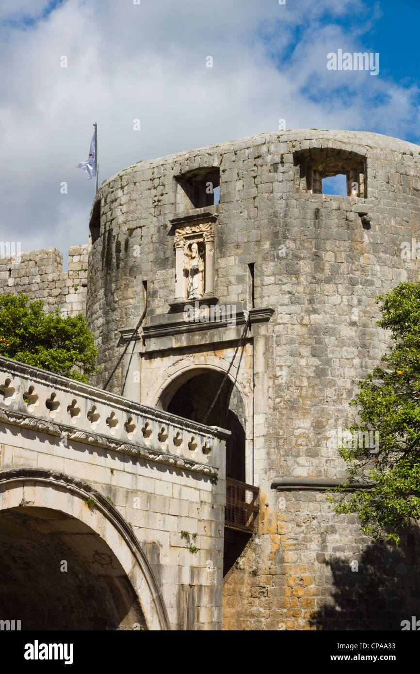 Dubrovnik, Croacia - Puerta Pile a la ciudad vieja. Foto de stock