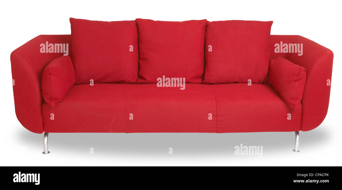 Un cómodo sofá sofá rojo aislado en blanco con trazado de recorte Foto de stock
