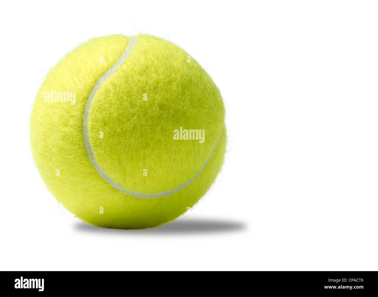 Una pelota de tenis amarilla sobre un fondo blanco. Foto de stock