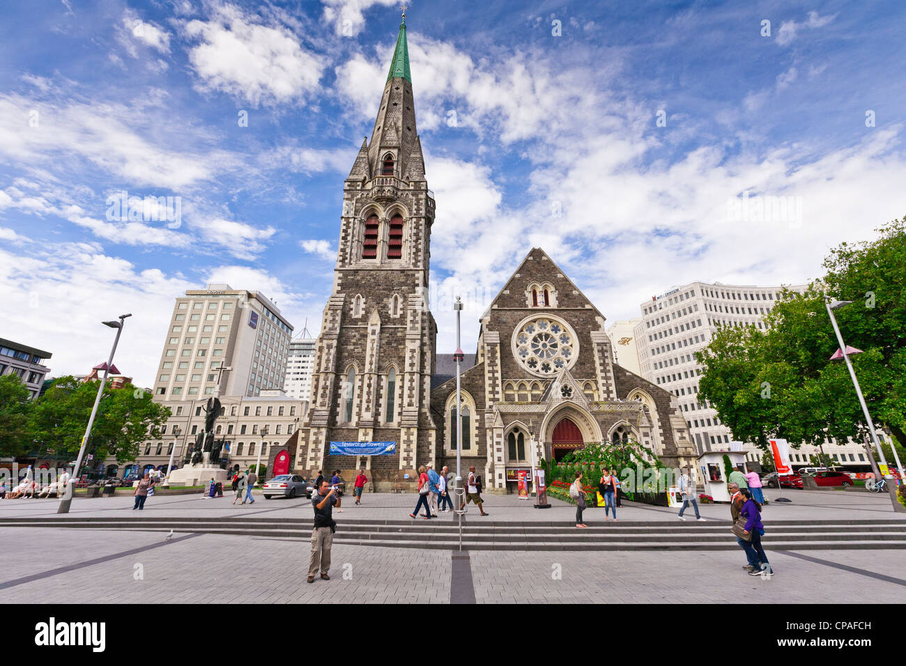 Los visitantes, en la Plaza de la catedral de Christchurch, en un brillante día nublado en verano. Foto de stock