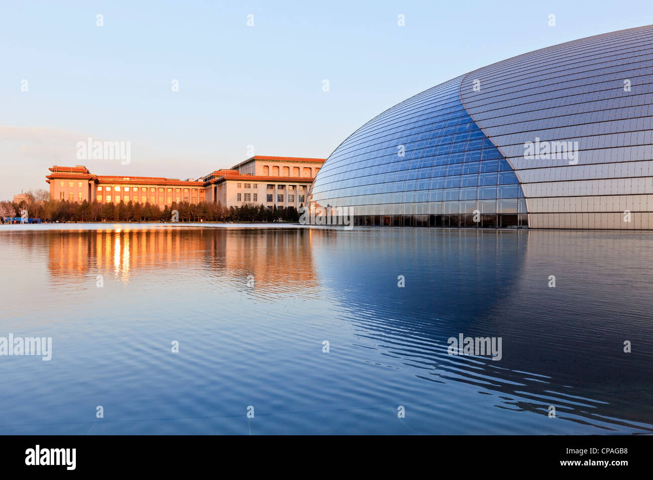 Centro Nacional de las Artes Escénicas, Beijing, China, y el Gran Salón del Pueblo al atardecer. Foto de stock